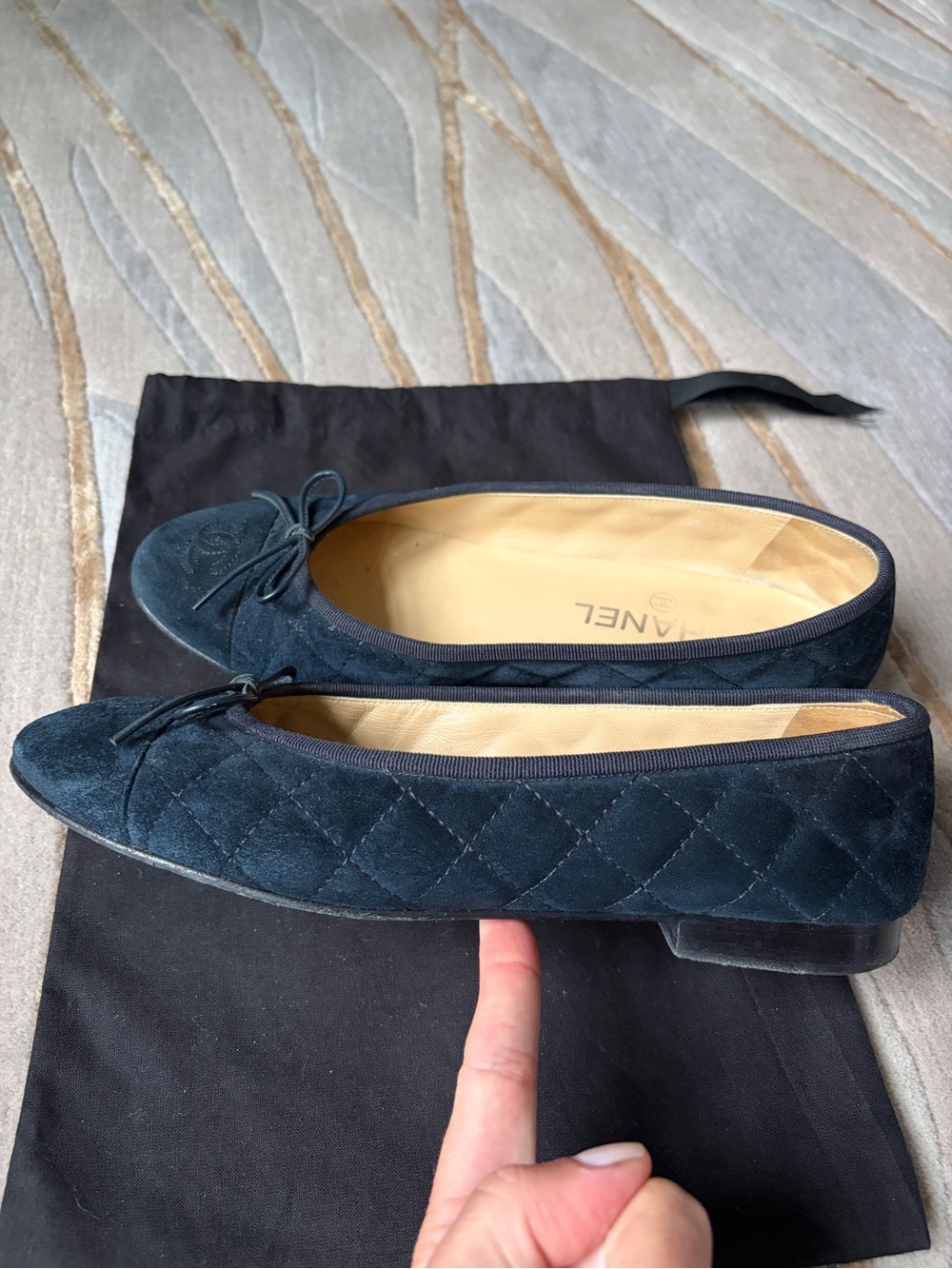 CHANEL Dark Navy Suede Quilted Ballet Flats with Bow - Picture 4 of 7